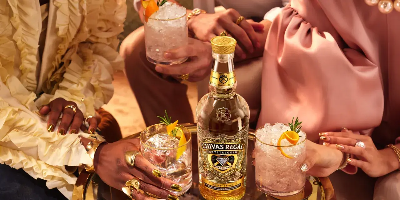 Eleganckie drinki z Chivas Regal Crystal Gold. Czy to są shoty? Nie, to wyrafinowane koktajle z lodem i cytrusami.
