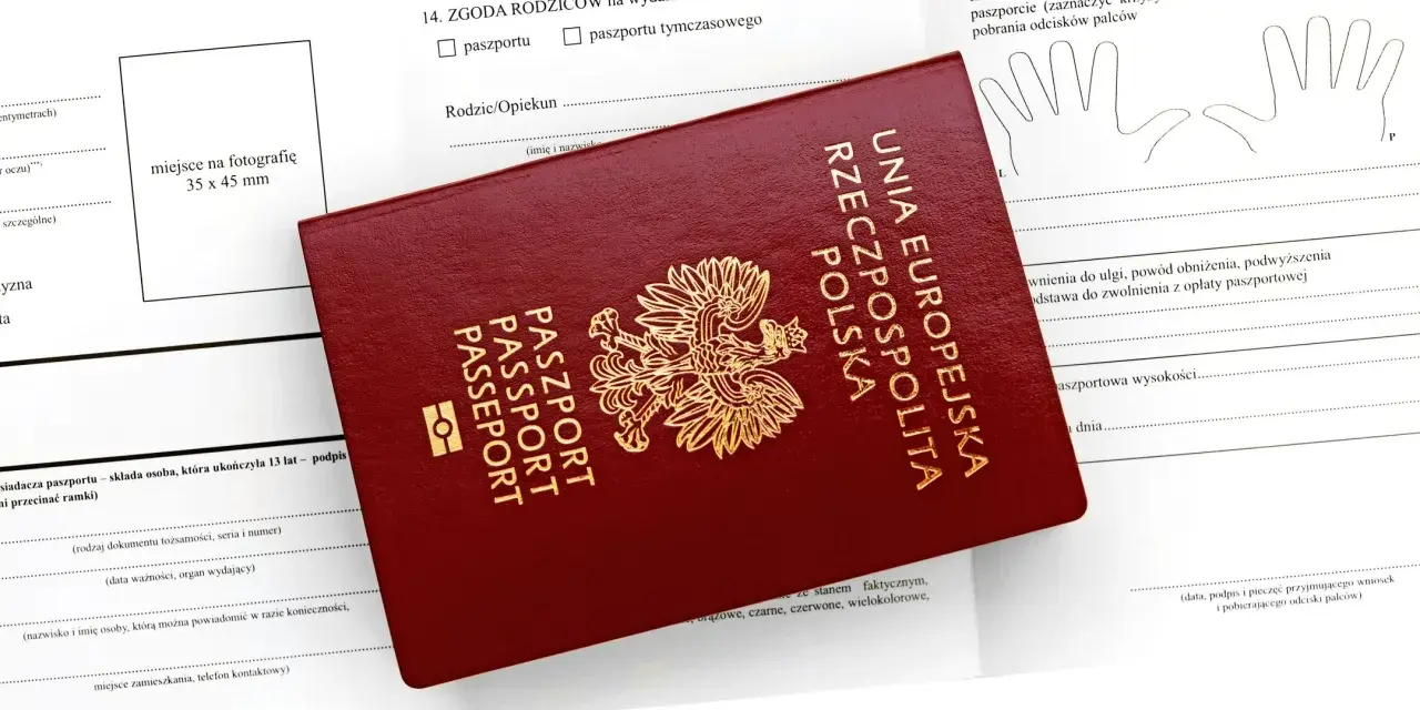 Czerwony paszport leży na formularzu. Czy wniosek o paszport można złożyć online? Formularz zawiera rubryki na dane, zgodę rodziców i odciski palców.