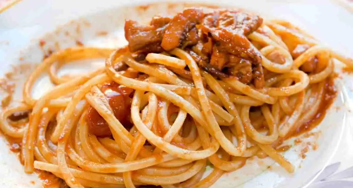 Spaghetti alla chitarra con sugo di carne, un piatto ricco e saporito, pronto per essere gustato.