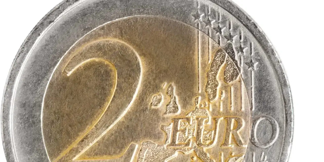 Gros plan d'une pièce de 2 euros commémorative. Le chiffre "2" est bien visible, ainsi que le mot "EURO" et une carte de l'Europe.