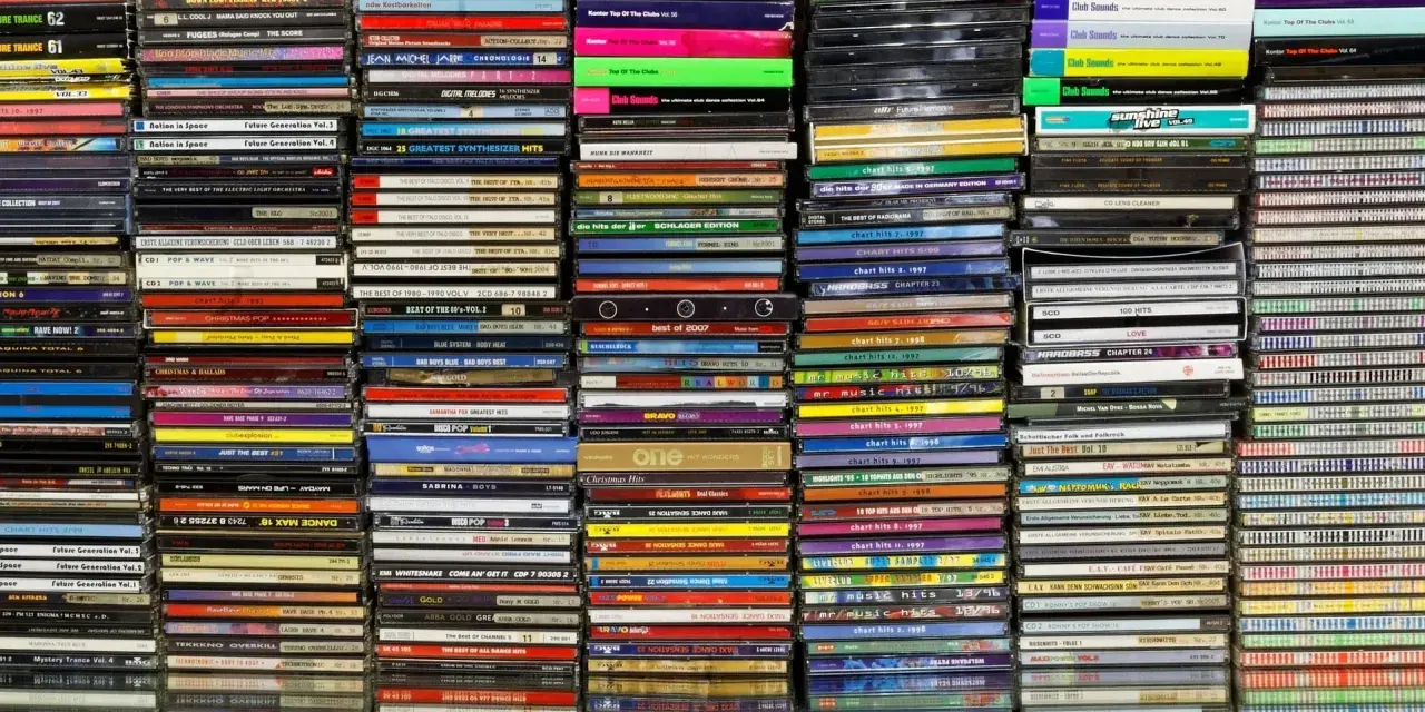 Najważniejsze płyty w historii muzyki: stosy CD z hitami disco, dance, pop i rocka.