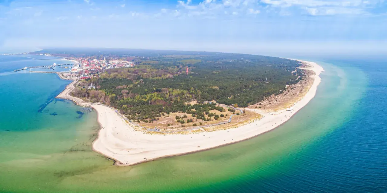Półwysep Helski z lotu ptaka, idealne miejsce na wycieczki kolejowe po Polsce. Piękne plaże, lasy i morze.