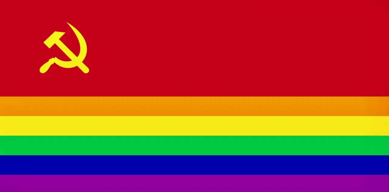 Flaga ZSRR z sierpem i młotem na czerwonym tle, poniżej tęczowe pasy symbolizujące społeczność LGBTQ+.