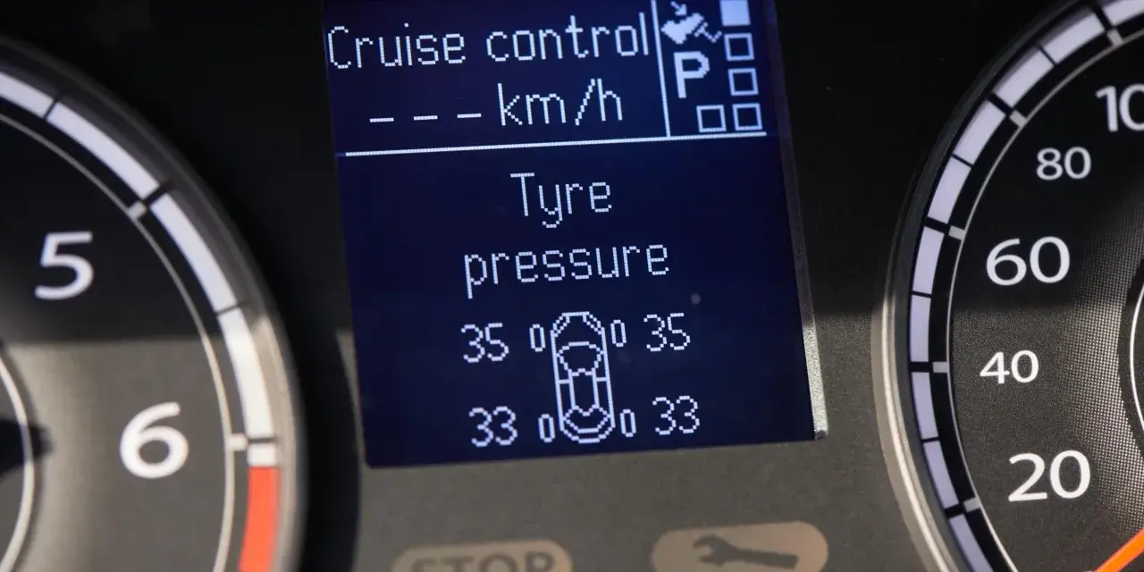 Cruscotto auto: Cruise control attivo, ma attenzione alla pressione pneumatici bassa. Cosa fare? Controllare e gonfiare gli pneumatici.