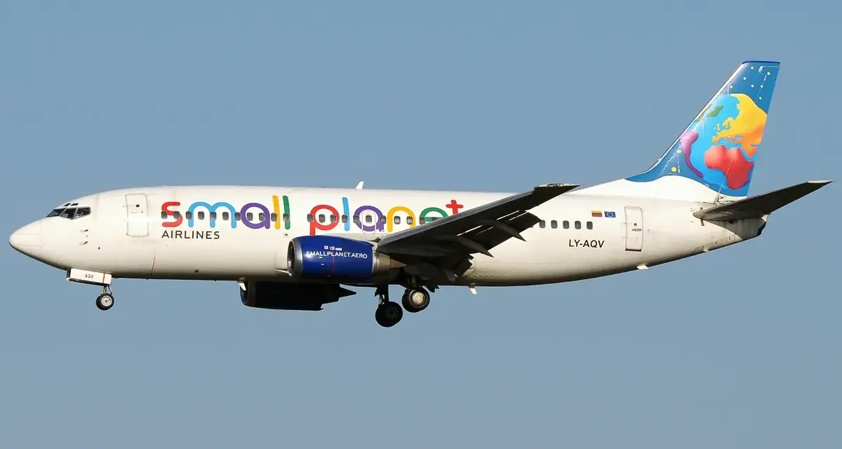 Samolot linii Small Planet Airlines z kolorowym motywem globu na ogonie.