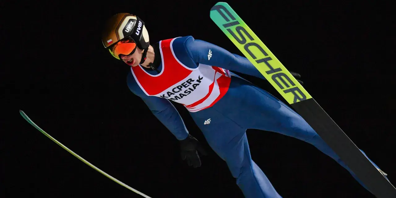 Skoczek narciarski w locie, przygotowujący się do Mistrzostw Świata Juniorów w Skokach Narciarskich 2026.