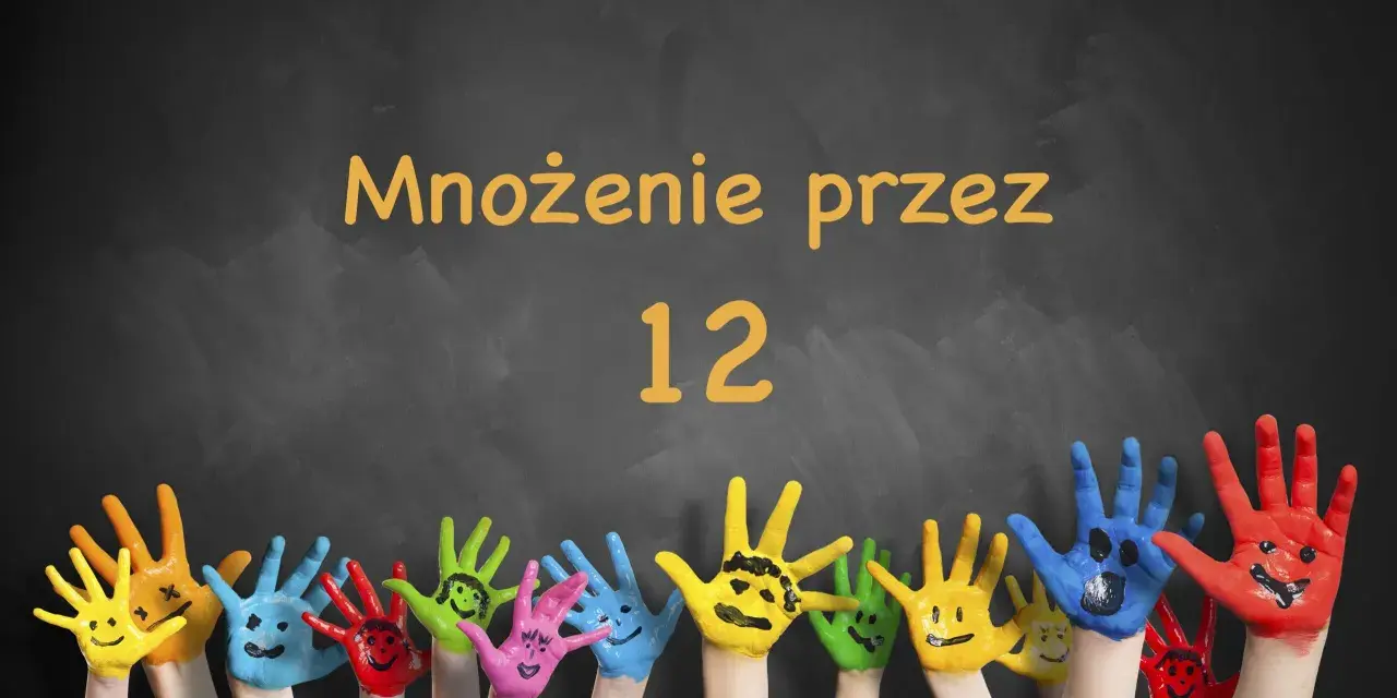 Kolorowe dłonie dzieci z uśmiechniętymi buźkami na tle tablicy z napisem "Mnożenie przez 12".