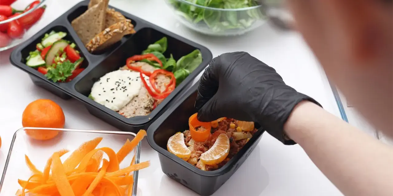 Jak założyć catering dietetyczny? Sanepid, koszty, marketing i zyski