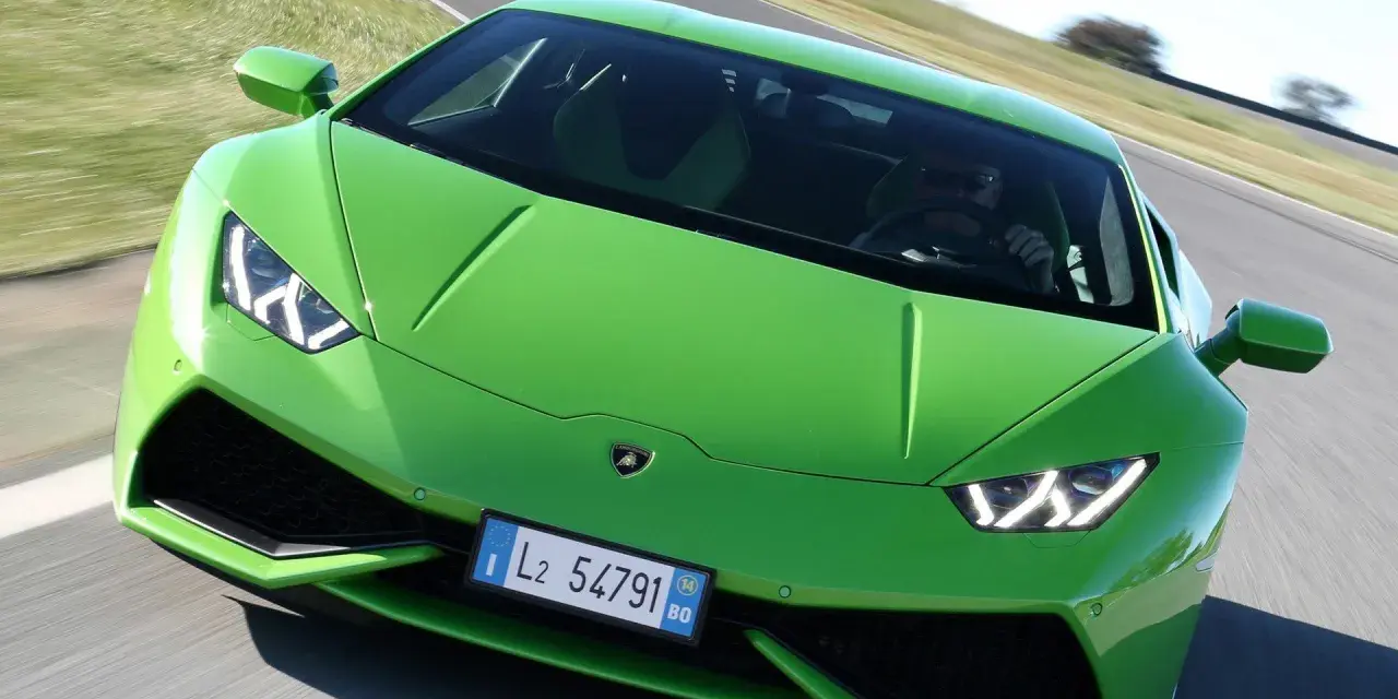 Zielony Lamborghini Huracan na torze wyścigowym. Sprawdź, jaka jest aktualna lamborghini huracan cena i możliwości tego cacka.