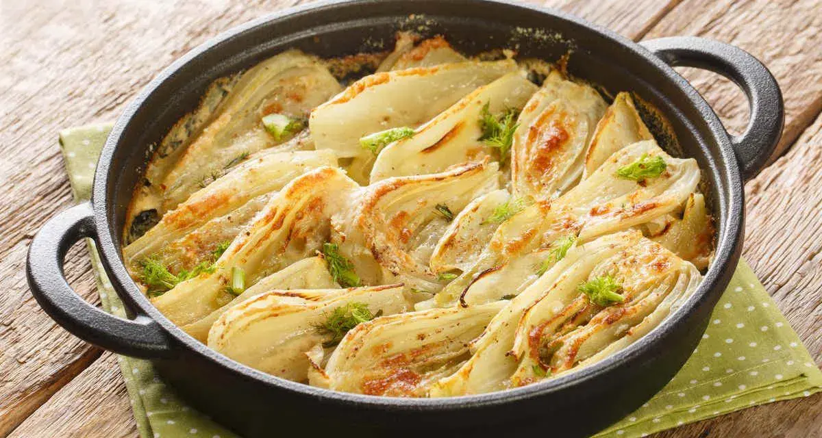 Finocchi in padella, dorati e profumati, pronti per essere gustati.