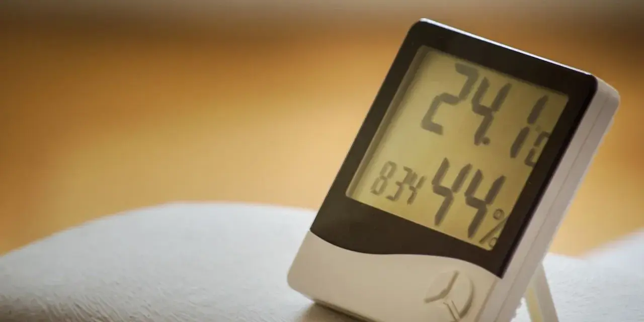 Cyfrowy higrometr pokazuje 24.1°C i 44% wilgotności. To urządzenie, które mierzy wilgotność powietrza.