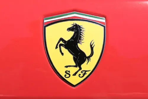 Jak wygląda znaczek Ferrari? Odkryj jego symbolikę i historię