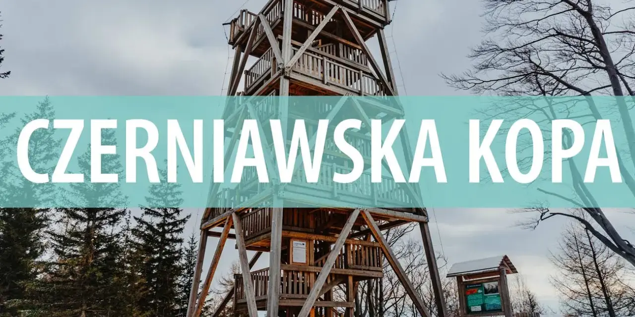Drewniana wieża widokowa na szczycie Czerniawska Kopa, otoczona zimowym lasem.