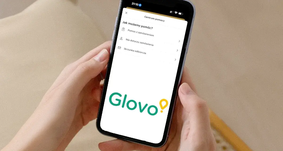 Na ekranie telefonu widoczny jest interfejs aplikacji Glovo z sekcją "Centrum pomocy". Tutaj znajdziesz informacje, jak uzyskać pomoc z zamówieniem, a także inne opcje.