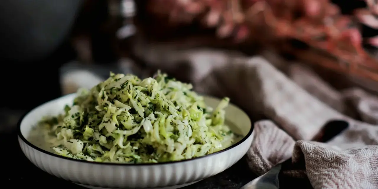 Ein cremiges Hauptgericht mit fein gehobeltem Kohl und Dill. Ein einfaches, aber köstliches Rezept, das an Gurkensalat erinnert.
