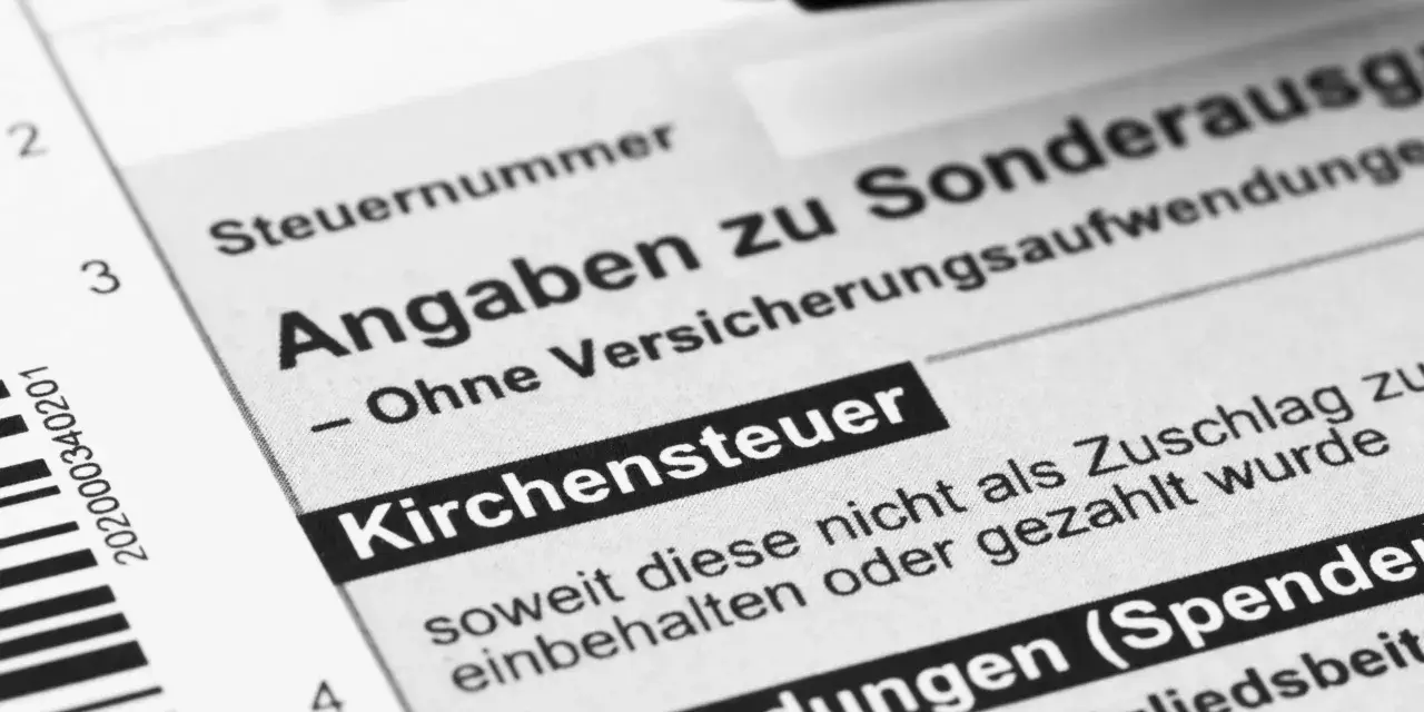 Steuerformular mit dem Feld "Kirchensteuer". Ein Stift liegt bereit, um Angaben zu machen, die die Kappung der Kirchensteuer betreffen könnten.
