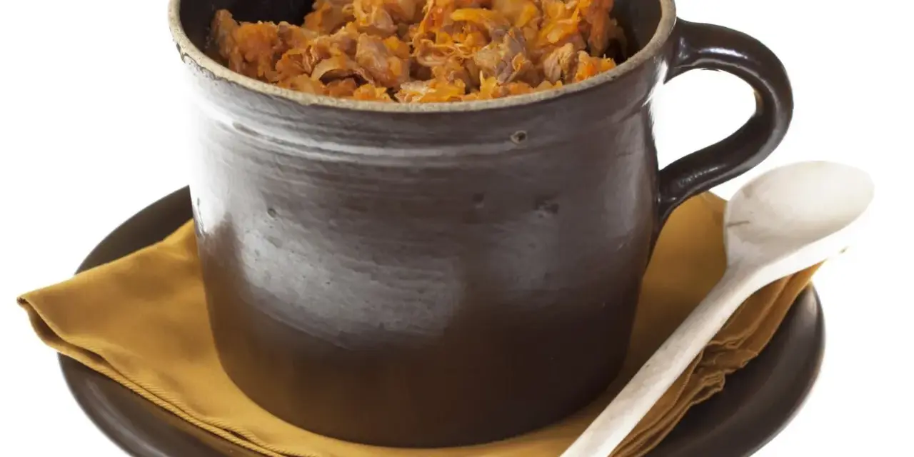 Tradycyjny bigos w glinianym naczyniu, gotowy do spożycia. Zastanawiasz się nad bigos kcal?