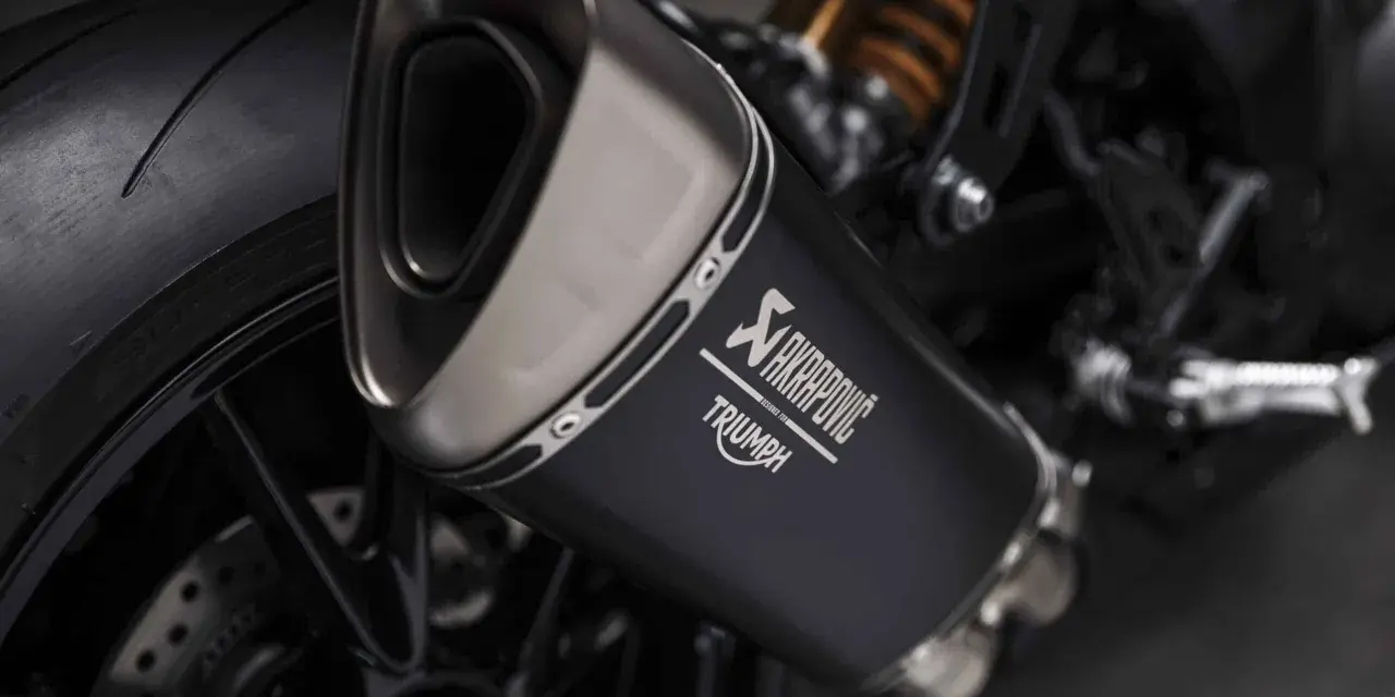 Wydech Akrapovič z logo Triumph. Zastanawiasz się, ile decybeli może mieć auto? Ten motocykl z pewnością doda mocy wrażeniom.