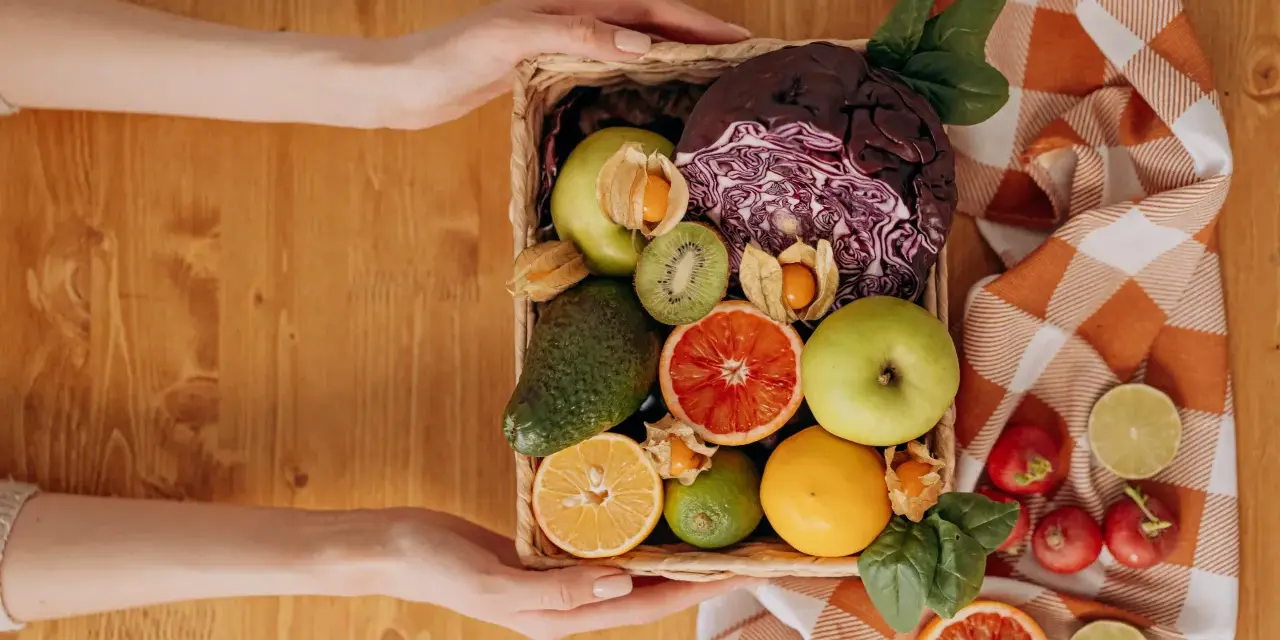 Kosz owoców i warzyw: czerwona kapusta, awokado, kiwi, jabłka, cytrusy, szpinak. Zdrowa dieta pomoże Ci jak obniżyć ciśnienie.
