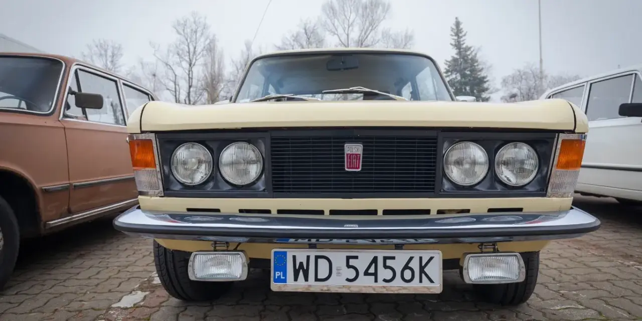 Kremowy Fiat 125p z polską tablicą rejestracyjną WD 5456K.