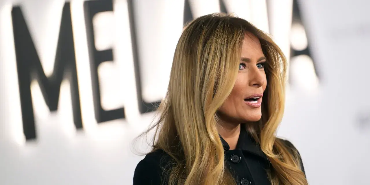 Melania Trump na tle napisu "MELANIA".