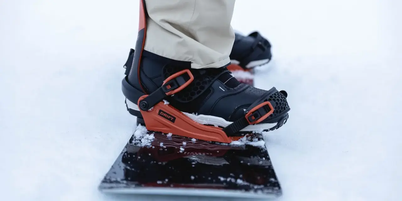 Snowboarder gotowy do jazdy. Sprawdźcie snowboarding terminarz i wyniki, by kibicować najlepszym!