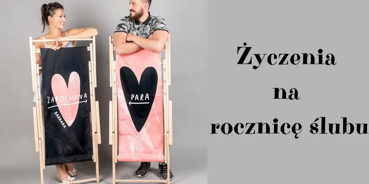 Para zakochanych przy leżakach z sercami. Idealne śmieszne życzenia na rocznicę ślubu dla Barbary i Jacusa.