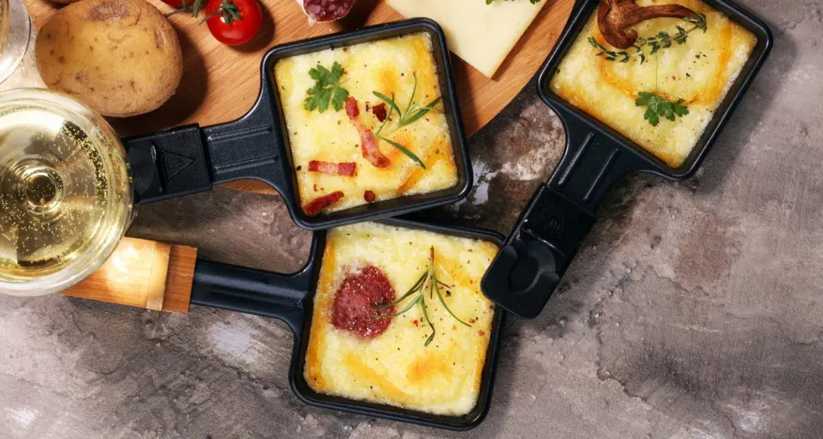 Pyszne, roztopione sery z dodatkami w patelenkach do raclette. Idealne na wspólne wieczory, gdy zastanawiasz się, co na raclette.