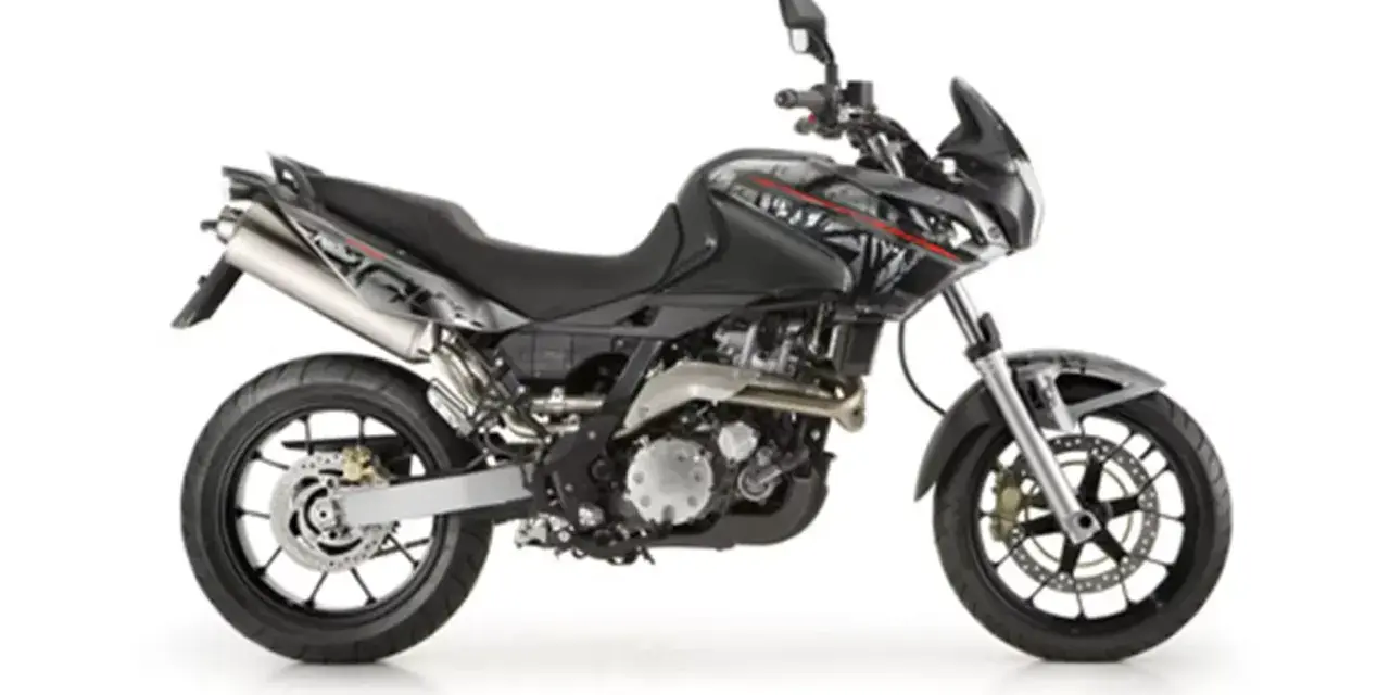 Czarny motocykl Aprilia Pegaso 650. Szczegółowe aprilia pegaso 650 dane techniczne.