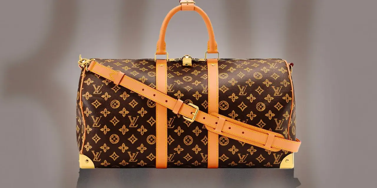 Borsa da viaggio Louis Vuitton con monogramma marrone e dettagli in pelle naturale, un classico che evoca il **louis vuitton origine**.