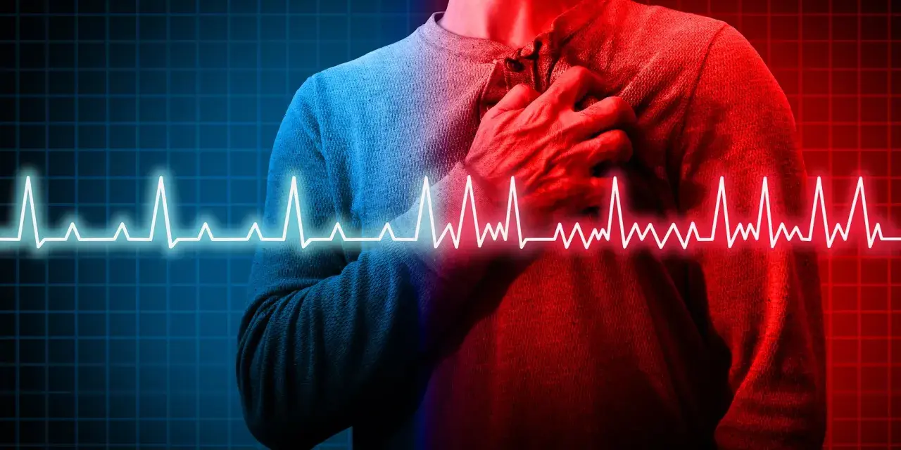 Mann mit Hand auf der Brust, EKG-Linie. Die Frage "Herzinfarkt wie lange bis zum Tod" wird visuell dargestellt.