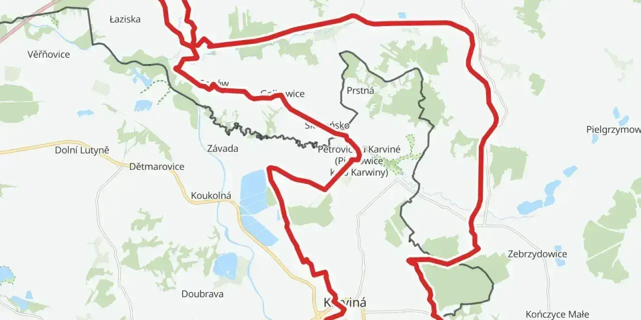 Mapa z zaznaczonym czerwonym szlakiem rowerowym, prowadzącym przez tereny z nazwami miejscowości jak Karviná, Jastrzębie-Zdrój. Idealne miejsce na **żelazny szlak rowerowy parking**.
