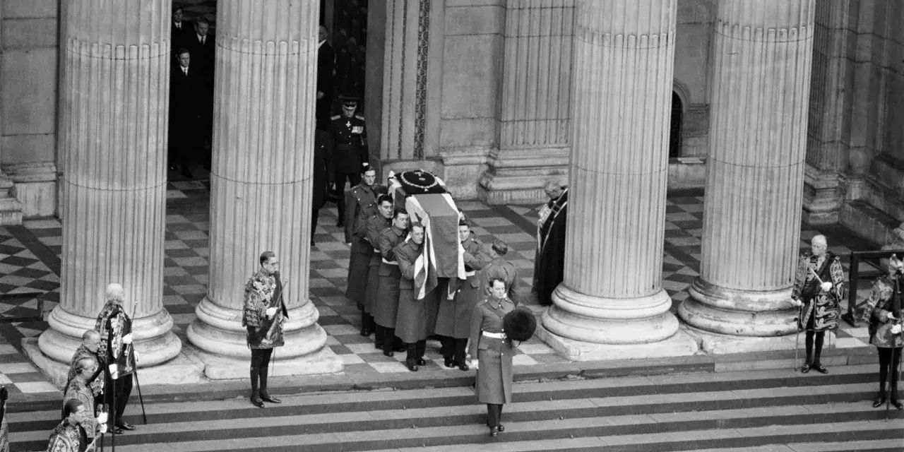 Porteurs militaires transportent le cercueil de Winston Churchill, un événement marquant la fin de sa vie, de quoi est mort Winston Churchill ? La question reste.