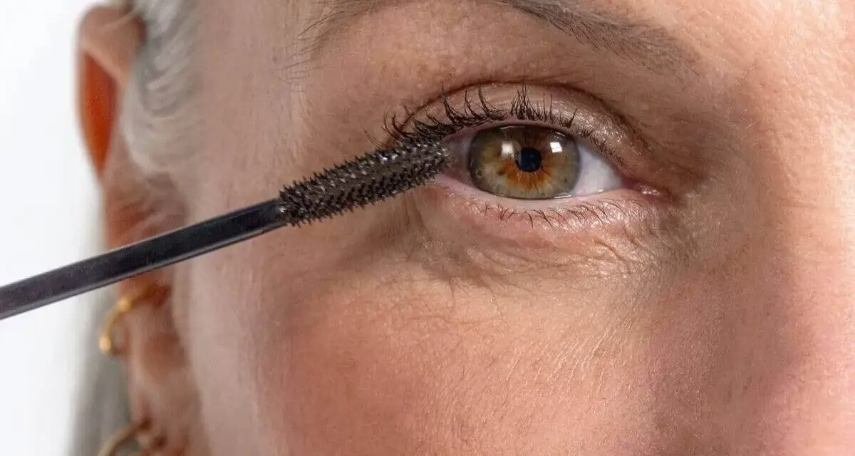 Application de mascara sur des cils. On se demande combien de temps dure un mascara avant de devoir le remplacer.