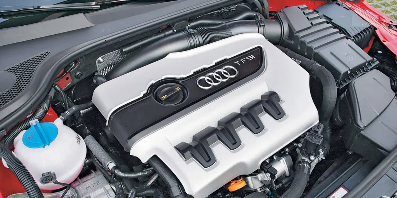 Silnik TFSI Audi z widocznym logo i napisem.