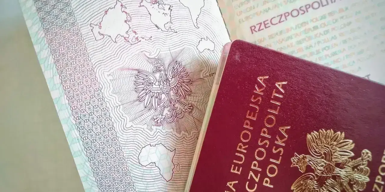 Polski paszport z godłem orła i mapą świata. Planujesz podróż do Szwecji? Sprawdź, czy do Szwecji potrzebny jest paszport.