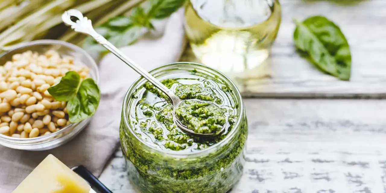 Pesto, z czego jest? Bazylia, orzeszki piniowe, parmezan, czosnek i oliwa tworzą ten aromatyczny sos.