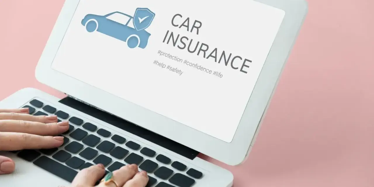 Kobieta wpisuje w laptopie frazę "ile kosztuje ubezpieczenie samochodu pierwszy raz". Na ekranie widnieje grafika samochodu z tarczą i hasło "CAR INSURANCE".