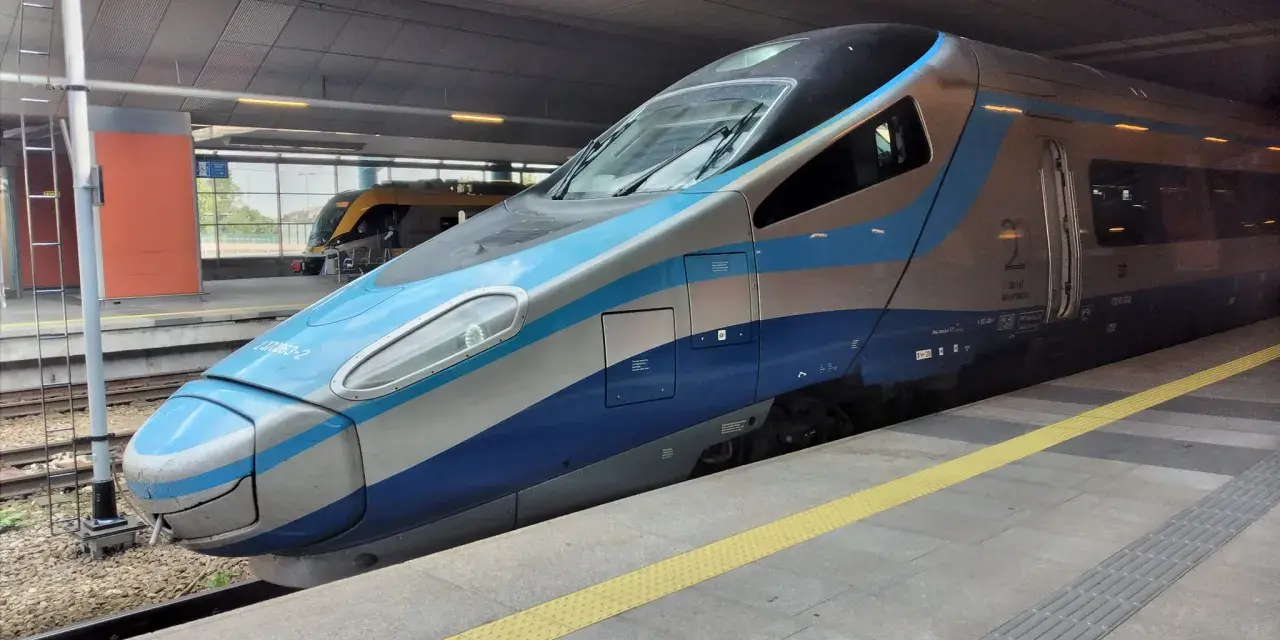 Nowoczesny pociąg Pendolino na peronie, gotowy do podróży do Zakopanego.