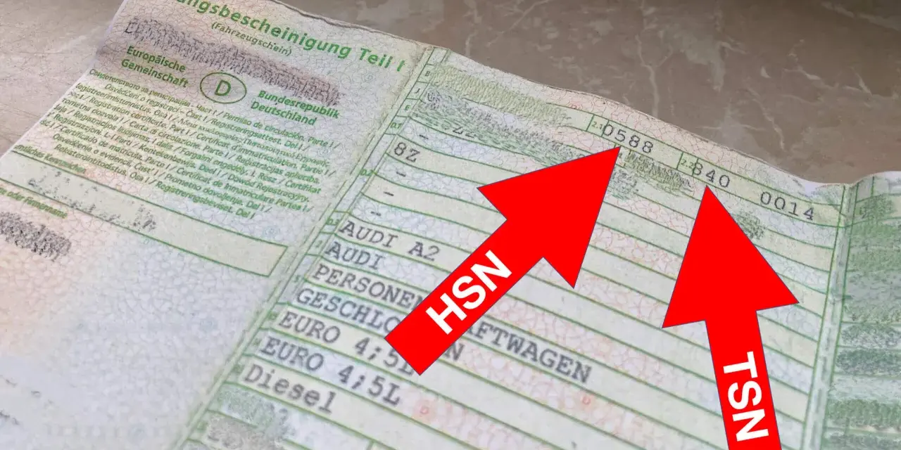Fahrzeugschein mit HSN und TSN, um das Auto zu identifizieren.