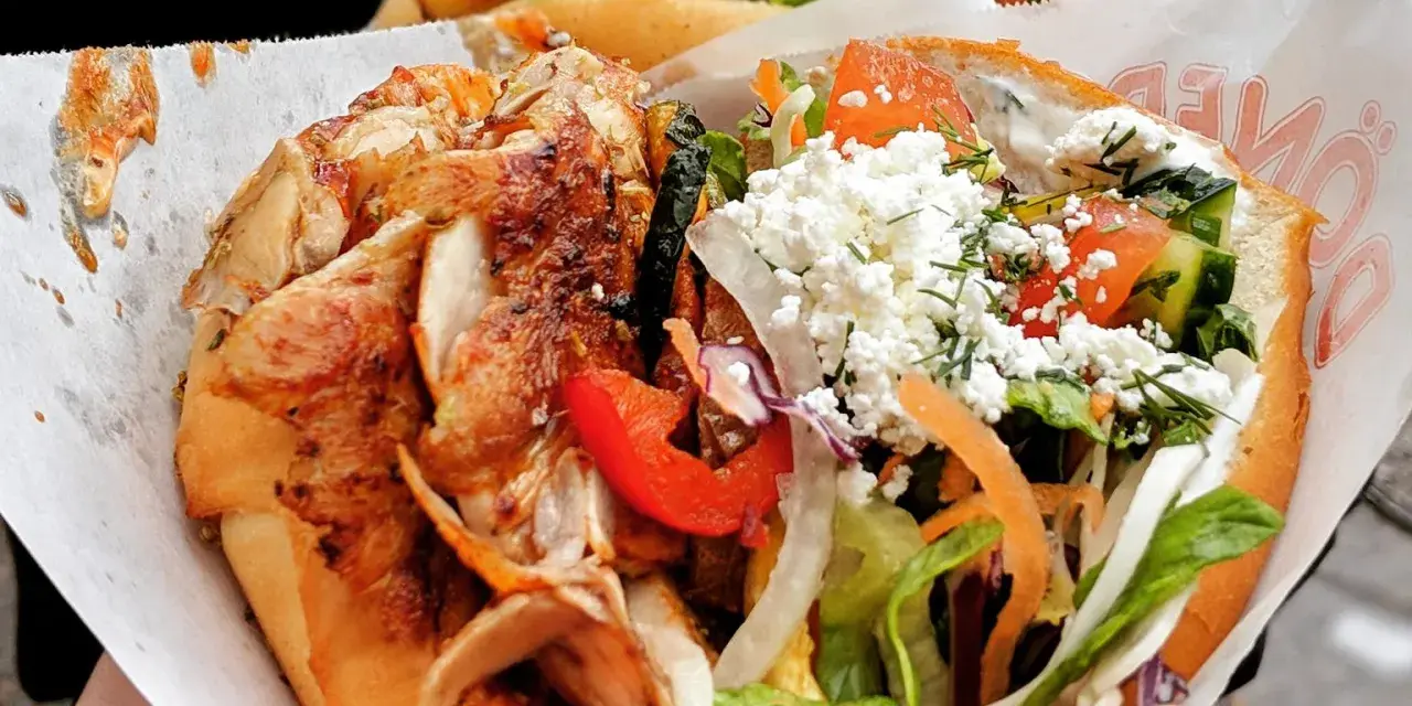 Kebab z kurczakiem w bułce z warzywami i serem feta.