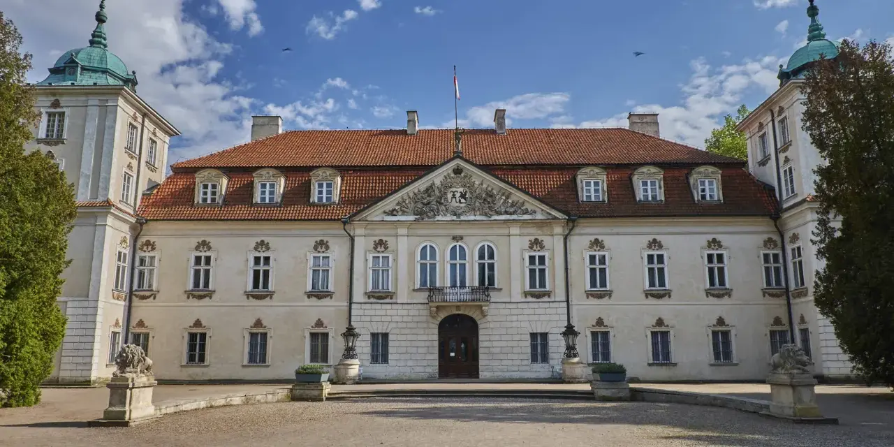 Pałac w Nieborowie, z jego barokową architekturą i zielonymi kopułami, kryje wiele ciekawostek.