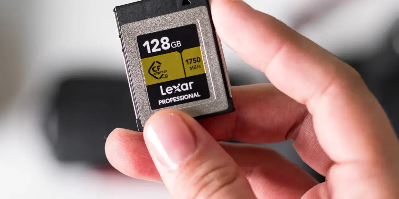 Dłoń trzyma kartę pamięci Lexar 128GB CFexpress B. To nie jest karta pamięci U3 czy U1, lecz profesjonalny nośnik danych.