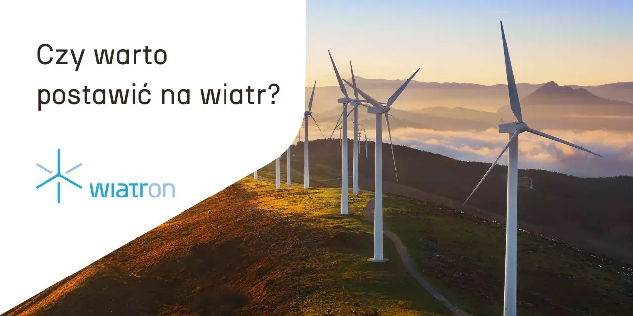 Rząd białych wiatraków turbinowych na wzgórzu o zachodzie słońca. Czy warto postawić na wiatr?