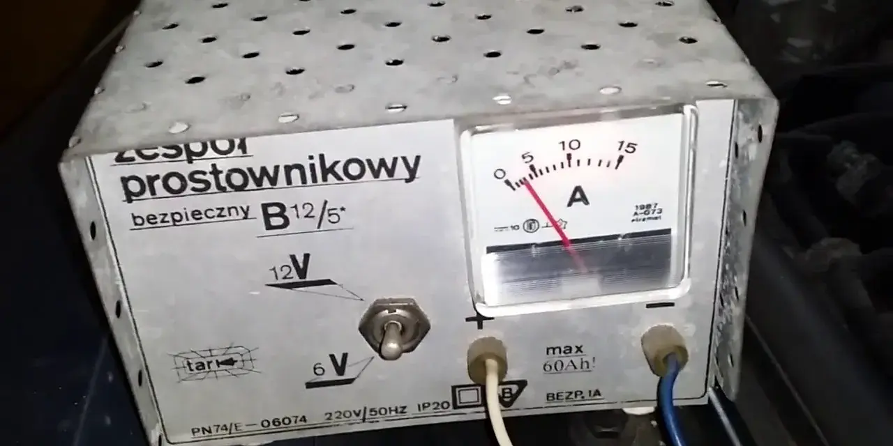 Kiedy akumulator jest naładowany? Rozpoznaj sygnały prostownika!