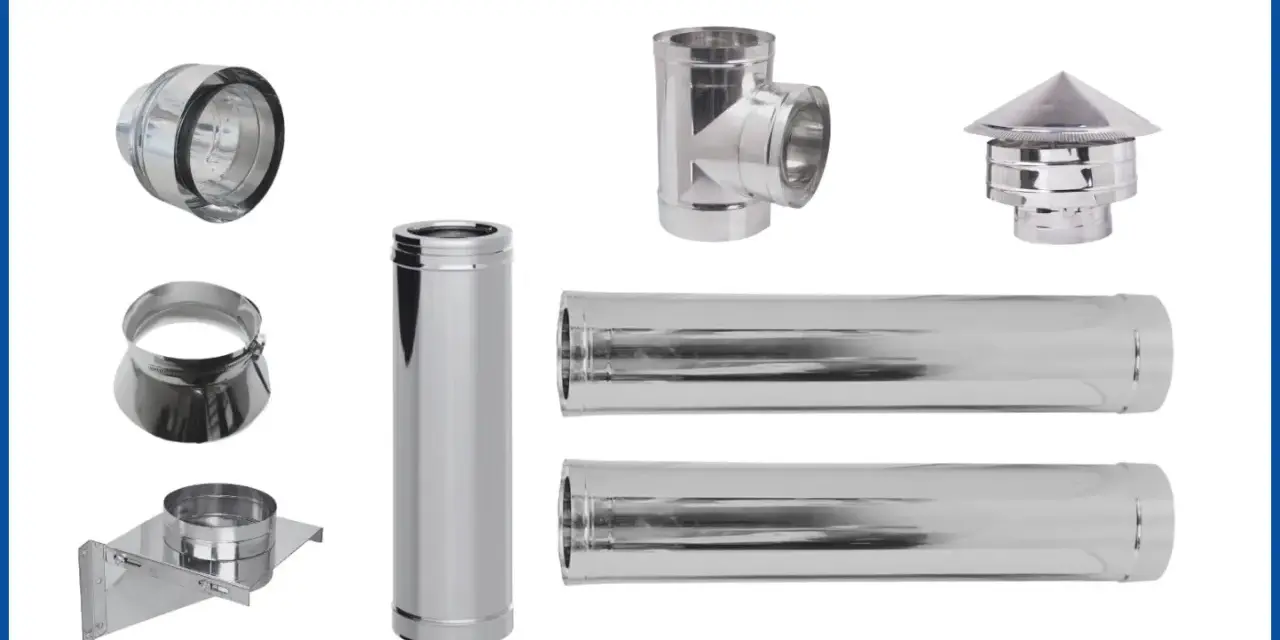 Componenti per il tiraggio stufa a pellet: tubi, curve, cappello e staffa a muro in acciaio inox lucido.