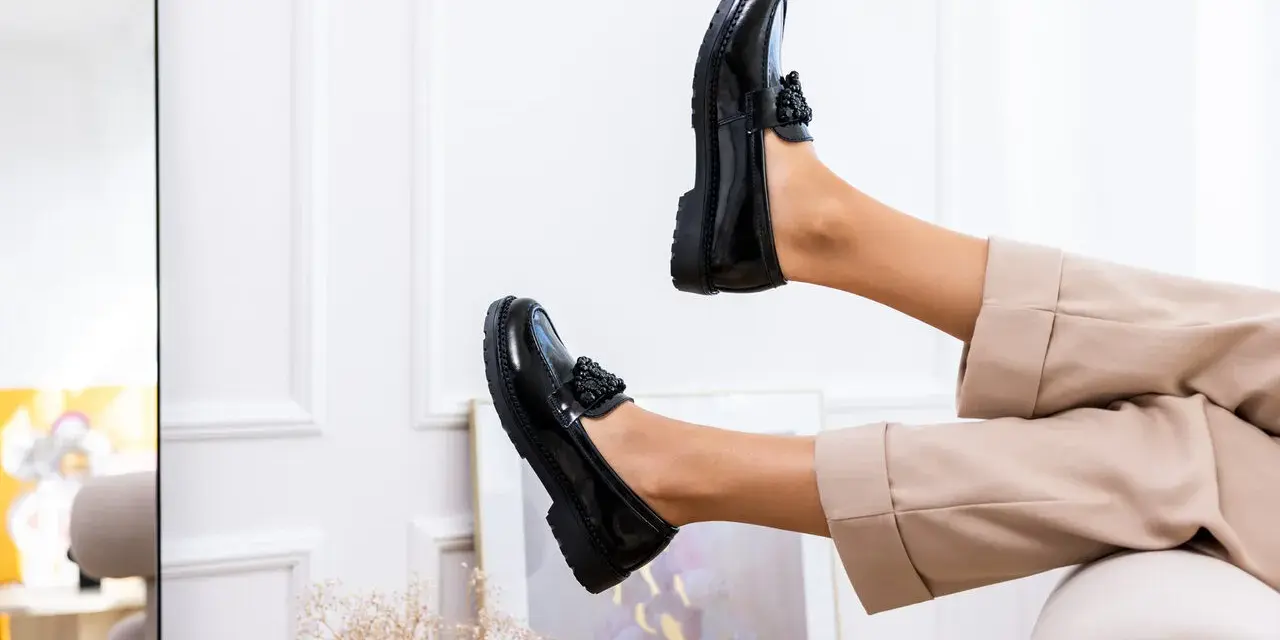 Czarne lakierowane mokasyny z ozdobnym detalem to idealne buty do cygaretek. Stylowe i wygodne, dodadzą elegancji każdej stylizacji.