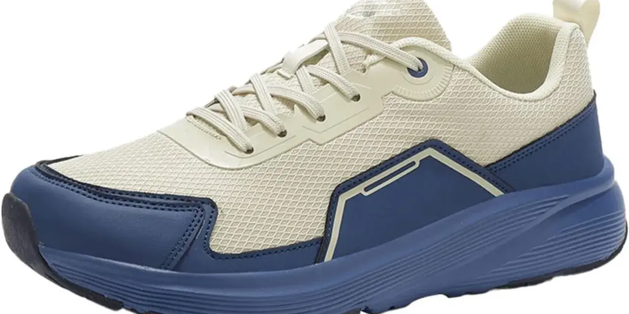 Scarpe grosse donna in tessuto beige e inserti blu. Suola spessa e comoda per ogni avventura.