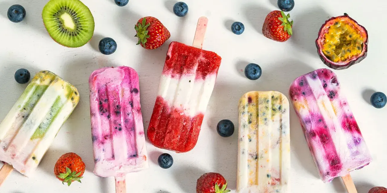 Fruchteis am Stiel mit Beeren, Kiwi und Maracuja. Welches Eis hat am wenigsten Zucker? Die bunten Eis am Stiel sehen lecker aus.