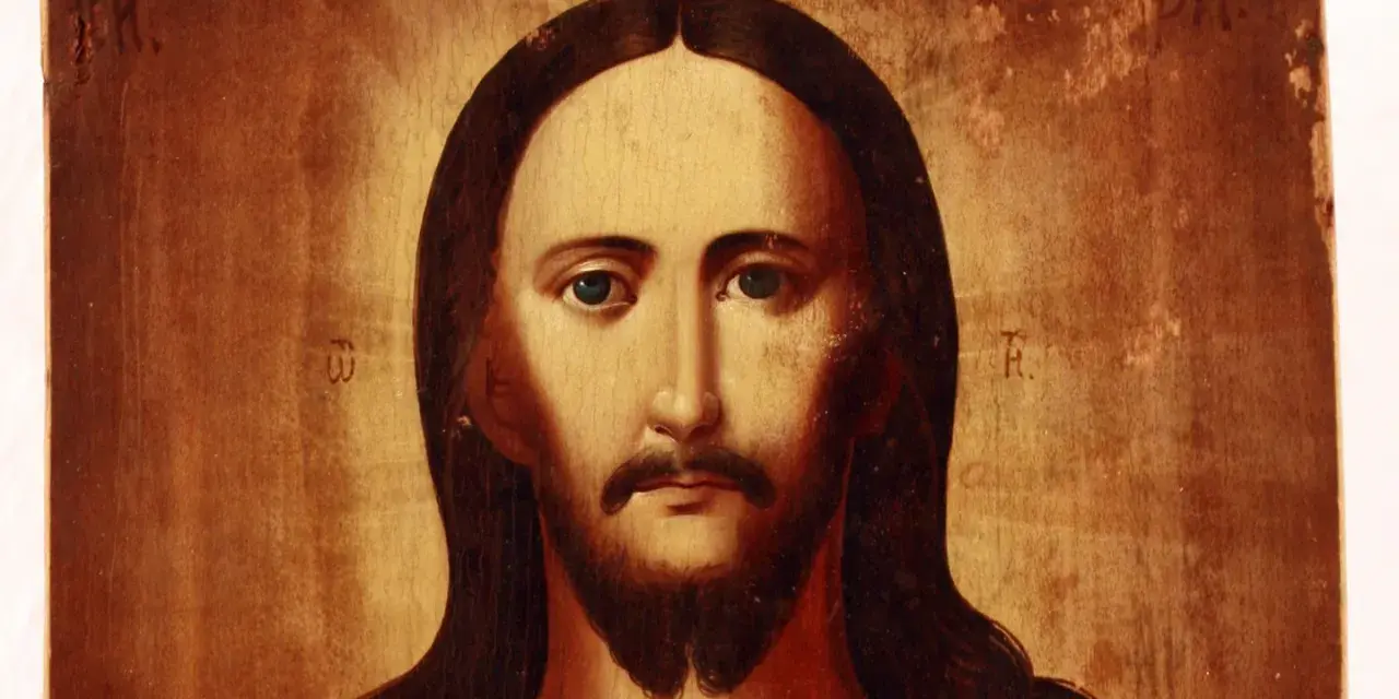 Ikone des Sohnes Gottes mit ernstem Blick und langen Haaren.
